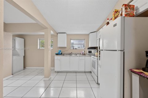 House in Lauderhill, Florida 5 bedrooms, 185.25 sq.m. № 2000550 - photo 7