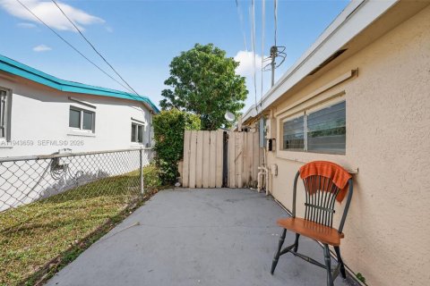 House in Lauderhill, Florida 5 bedrooms, 185.25 sq.m. № 2000550 - photo 25