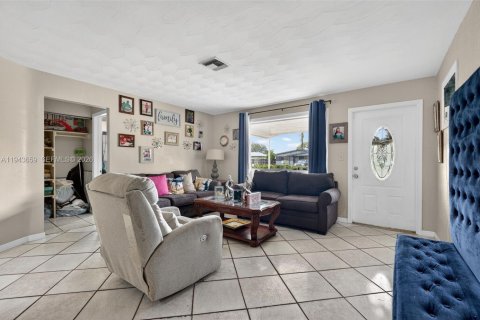 House in Lauderhill, Florida 5 bedrooms, 185.25 sq.m. № 2000550 - photo 2