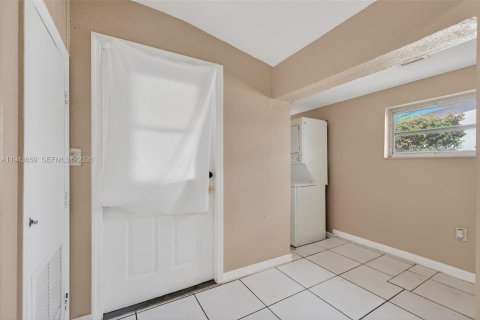 House in Lauderhill, Florida 5 bedrooms, 185.25 sq.m. № 2000550 - photo 10