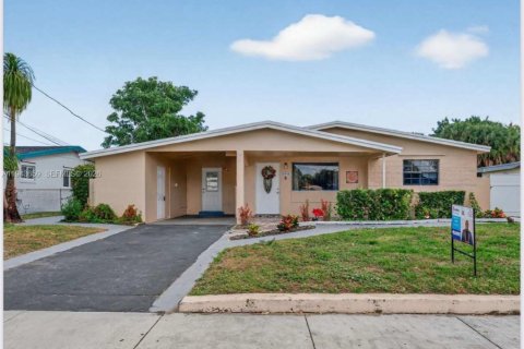 House in Lauderhill, Florida 5 bedrooms, 185.25 sq.m. № 2000550