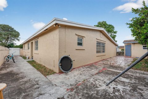 House in Lauderhill, Florida 5 bedrooms, 185.25 sq.m. № 2000550 - photo 29