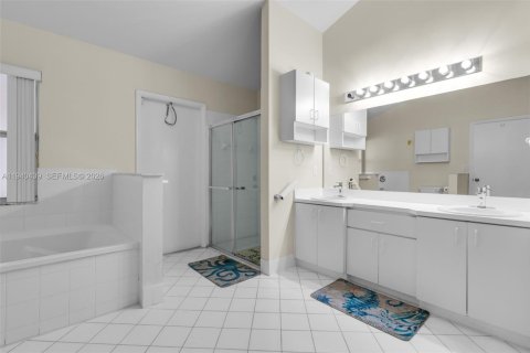 Casa en venta en Pembroke Pines, Florida, 4 dormitorios, 259.85 m2 № 1998357 - foto 26