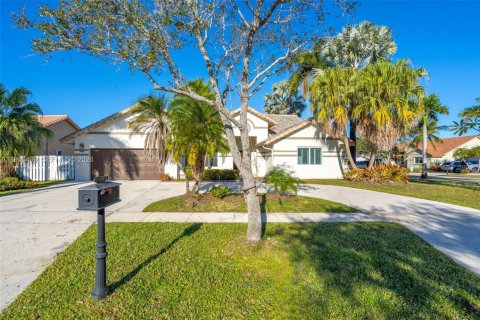 Casa en Pembroke Pines, Florida 4 dormitorios, 259.85 m2 № 1998357