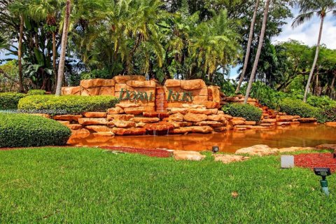 House in Doral, Florida 5 bedrooms, 238.67 sq.m. № 2039959