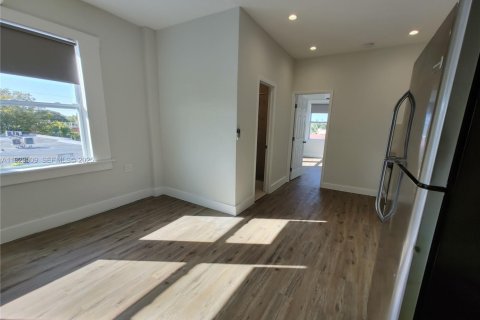 Снять в аренду квартиру в Майами, Флорида 2 спальни, 1148.64м2, № 1987649 - фото 10