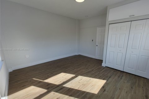 Снять в аренду квартиру в Майами, Флорида 2 спальни, 1148.64м2, № 1987649 - фото 18