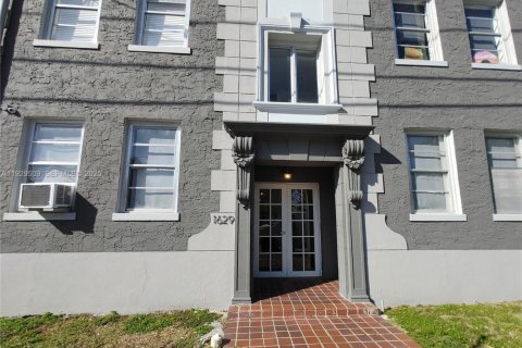 Снять в аренду квартиру в Майами, Флорида 2 спальни, 1148.64м2, № 1987649 - фото 3