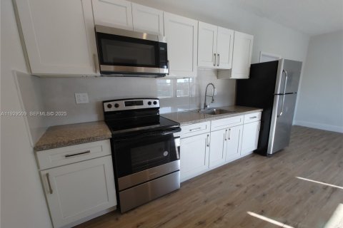 Снять в аренду квартиру в Майами, Флорида 2 спальни, 1148.64м2, № 1987649 - фото 6