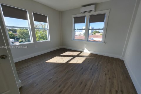 Снять в аренду квартиру в Майами, Флорида 2 спальни, 1148.64м2, № 1987649 - фото 16