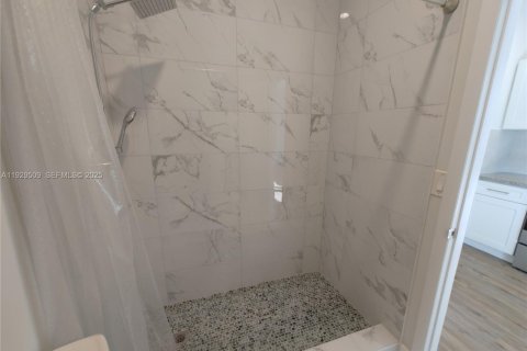 Снять в аренду квартиру в Майами, Флорида 2 спальни, 1148.64м2, № 1987649 - фото 27