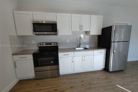 Снять в аренду квартиру в Майами, Флорида 2 спальни, 1148.64м2, № 1987649 - фото 7