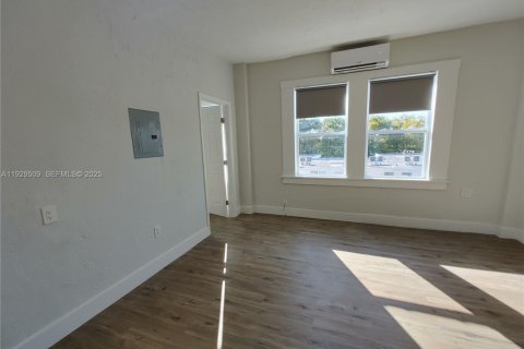 Снять в аренду квартиру в Майами, Флорида 2 спальни, 1148.64м2, № 1987649 - фото 13