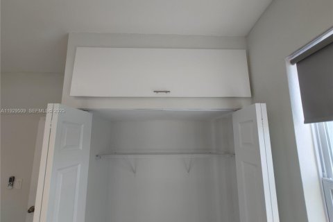 Снять в аренду квартиру в Майами, Флорида 2 спальни, 1148.64м2, № 1987649 - фото 21