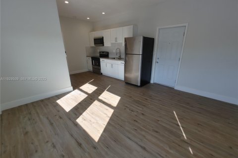 Снять в аренду квартиру в Майами, Флорида 2 спальни, 1148.64м2, № 1987649 - фото 12