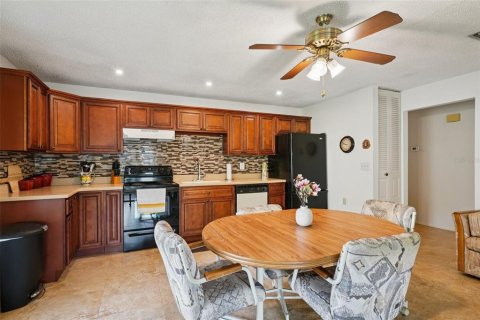 House in Port Richey, Florida 2 bedrooms, 132.2 sq.m. № 1876841 - photo 16