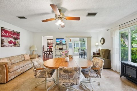 House in Port Richey, Florida 2 bedrooms, 132.2 sq.m. № 1876841 - photo 6