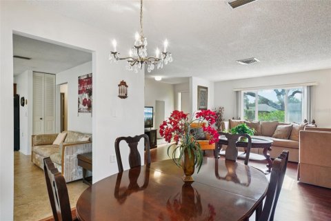 House in Port Richey, Florida 2 bedrooms, 132.2 sq.m. № 1876841 - photo 11