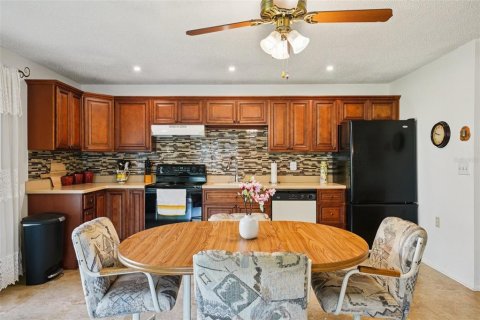 House in Port Richey, Florida 2 bedrooms, 132.2 sq.m. № 1876841 - photo 13