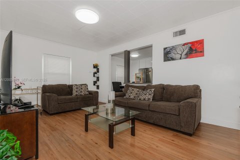 Casa en Hialeah, Florida 2 dormitorios, 88.07 m2 № 2090164
