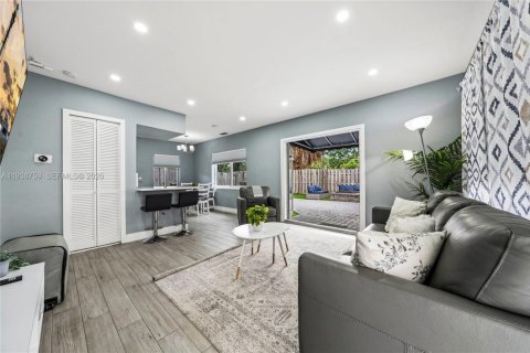 Купить коммерческую недвижимость в Форт-Лодердейл, Флорида 180.04м2, № 1996692 - фото 4