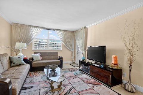 Condo in Hallandale Beach, Florida, 1 bedroom № 2244200 - photo 11