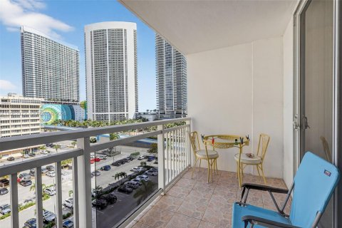 Condo in Hallandale Beach, Florida, 1 bedroom № 2244200 - photo 13