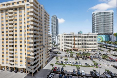 Condo in Hallandale Beach, Florida, 1 bedroom № 2244200 - photo 29
