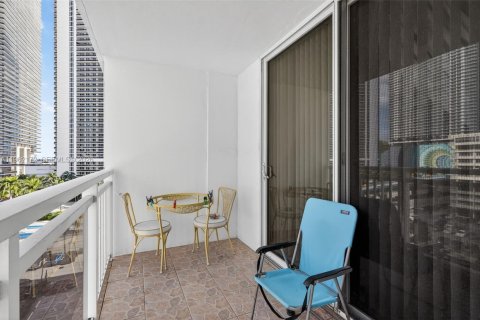 Condo in Hallandale Beach, Florida, 1 bedroom № 2244200 - photo 26