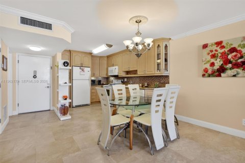 Condo in Hallandale Beach, Florida, 1 bedroom № 2244200 - photo 3