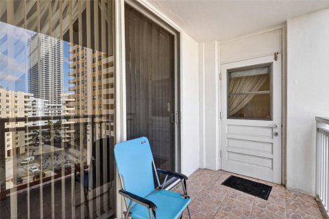 Condo in Hallandale Beach, Florida, 1 bedroom № 2244200 - photo 28