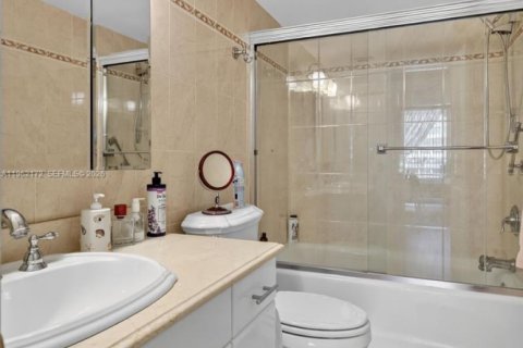 Condo in Hallandale Beach, Florida, 1 bedroom № 2244200 - photo 22