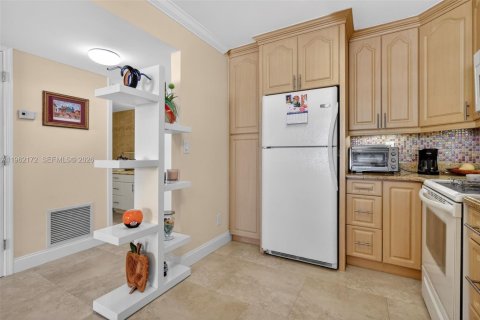 Condo in Hallandale Beach, Florida, 1 bedroom № 2244200 - photo 14