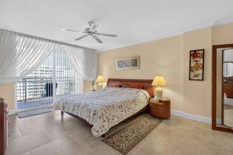 Condo in Hallandale Beach, Florida, 1 bedroom № 2244200 - photo 5
