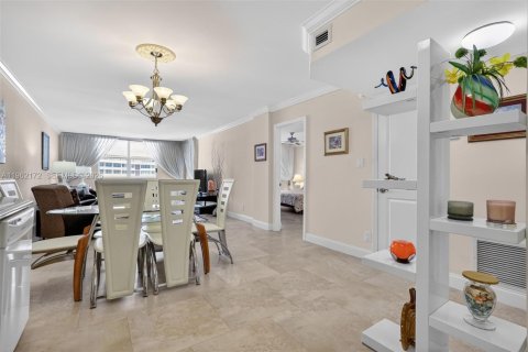 Condo in Hallandale Beach, Florida, 1 bedroom № 2244200 - photo 15