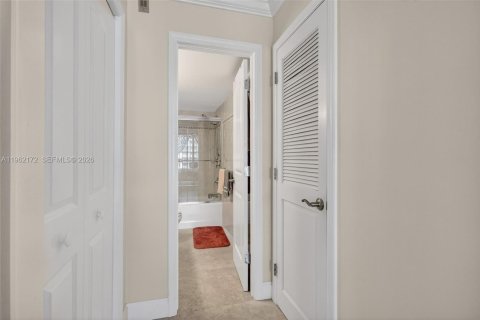 Condo in Hallandale Beach, Florida, 1 bedroom № 2244200 - photo 21