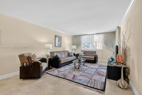 Condo in Hallandale Beach, Florida, 1 bedroom № 2244200 - photo 12
