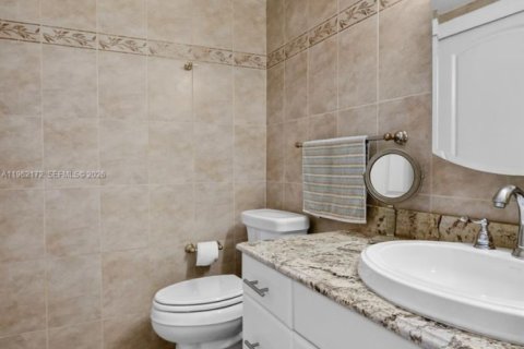 Condo in Hallandale Beach, Florida, 1 bedroom № 2244200 - photo 23