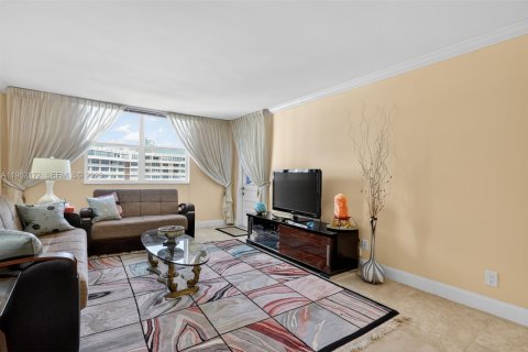 Condo in Hallandale Beach, Florida, 1 bedroom № 2244200 - photo 10