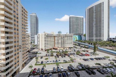 Condo in Hallandale Beach, Florida, 1 bedroom № 2244200 - photo 30