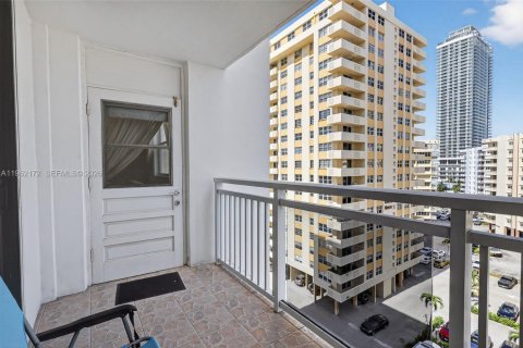 Condo in Hallandale Beach, Florida, 1 bedroom № 2244200 - photo 27