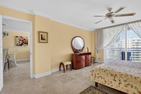 Condo in Hallandale Beach, Florida, 1 bedroom № 2244200 - photo 18