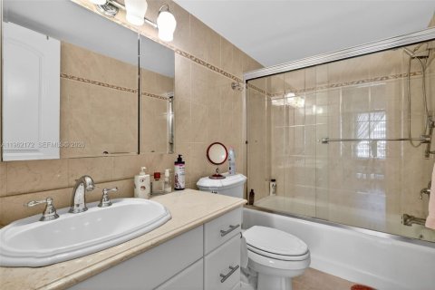 Condo in Hallandale Beach, Florida, 1 bedroom № 2244200 - photo 6