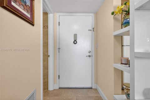 Condo in Hallandale Beach, Florida, 1 bedroom № 2244200 - photo 8