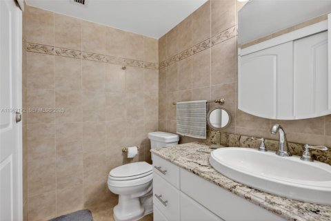 Condo in Hallandale Beach, Florida, 1 bedroom № 2244200 - photo 25