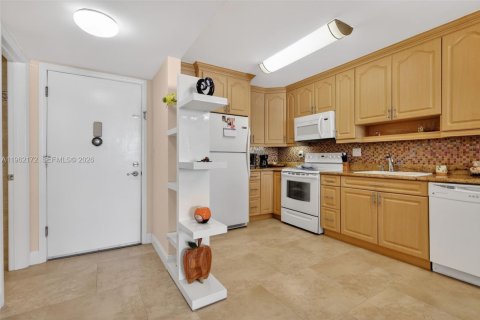 Condo in Hallandale Beach, Florida, 1 bedroom № 2244200 - photo 16