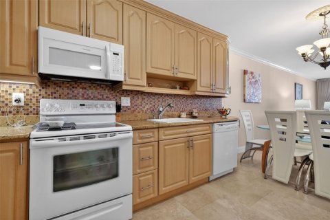 Condo in Hallandale Beach, Florida, 1 bedroom № 2244200 - photo 17