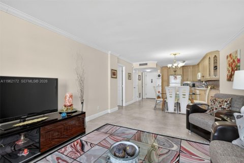 Condo in Hallandale Beach, Florida, 1 bedroom № 2244200 - photo 9