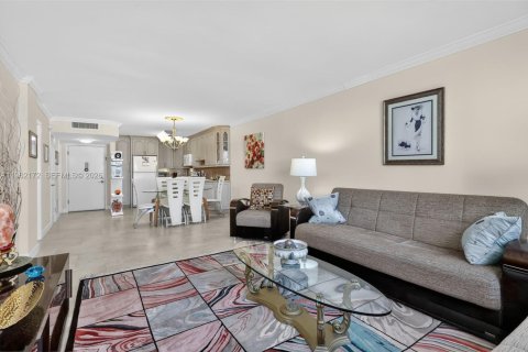 Condo in Hallandale Beach, Florida, 1 bedroom № 2244200 - photo 2