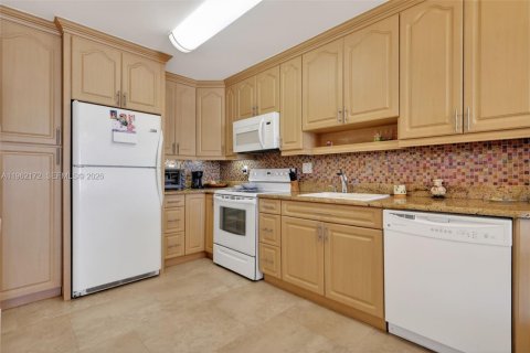 Condo in Hallandale Beach, Florida, 1 bedroom № 2244200 - photo 7
